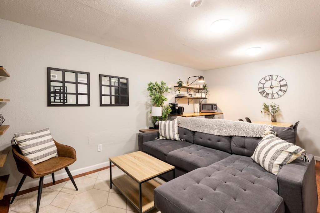 Adorable 2-Bedroom Modern Basement Denver Exterior photo
