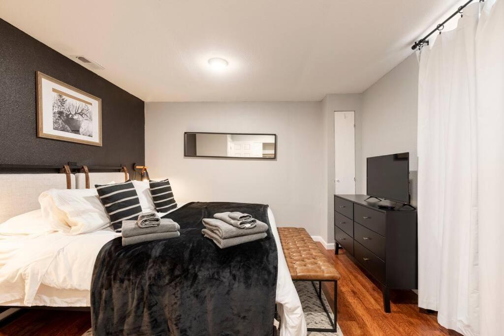Adorable 2-Bedroom Modern Basement Denver Exterior photo